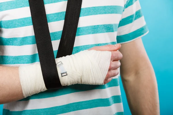 Man med bandagerade hand. — Stockfoto