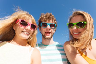 Grup arkadaşlar eğlenmeye açık