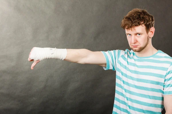 Triste homem mostrando polegar para baixo — Fotografia de Stock