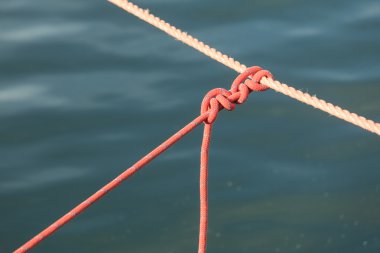 İp hatta su üzerinde düğüm