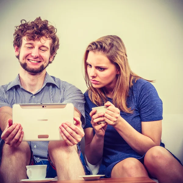 Amigos navegando por Internet en la tableta — Foto de Stock