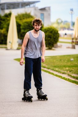 Erkek egzersiz spor giyim giymiş paten üzerinde açık.