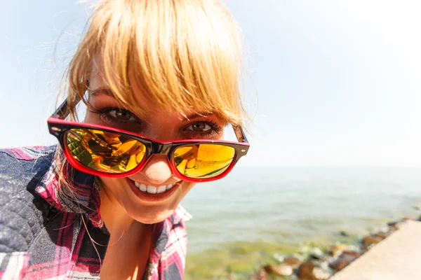 Happy jeune femme fille en plein air . — Photo