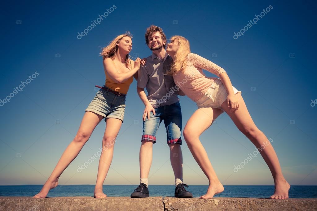 Трое ребят девушку. Четыре парня и девушка. Пол уокер. Трое ребят девушку. Два человека девушки.