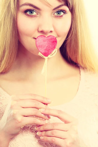 Κορίτσι που καλύπτουν το στόμα της με την καρδιά — Φωτογραφία Αρχείου