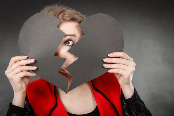 Mujer cubierta por el corazón roto — Foto de Stock