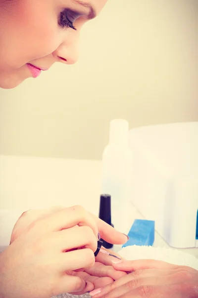 女性美容師の爪を作る — ストック写真