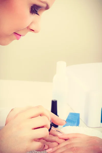 Esteticista feminina fazendo unhas — Fotografia de Stock