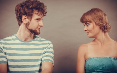 Utangaç kadın ve adam kanepede oturan