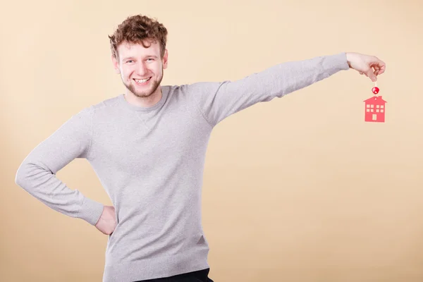 Homme tenant la clé avec le symbole de la maison — Photo