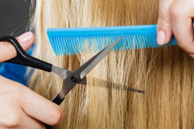 Kadın pürüzsüz saçlarını kesiyor..