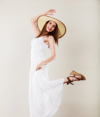 Kadın hasır şapka ve beyaz elbise