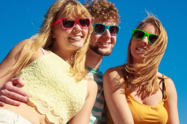 Grup arkadaşlar eğlenmeye açık