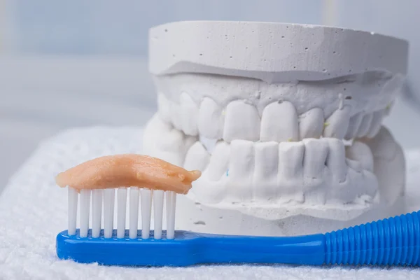 Cepillo de dientes azul con yeso dental — Foto de Stock
