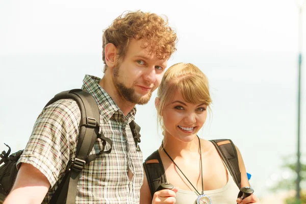 Wandelen door zee (echt) paar — Stockfoto