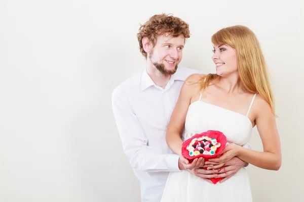 Glückliches Paar mit Bonbonblumen — Stockfoto