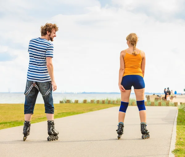 Pasangan muda rollerblading di taman — Stok Foto