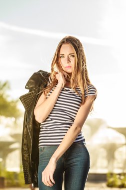 kadın rahat tarzı şehir sokak üzerinde