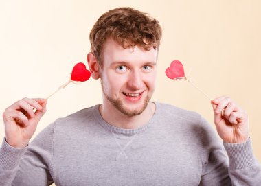 Mutlu bir adam holding Kalpler. 