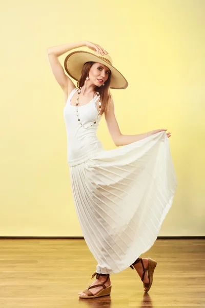在秸秆夏天帽子白色女人穿衣服 — 图库照片