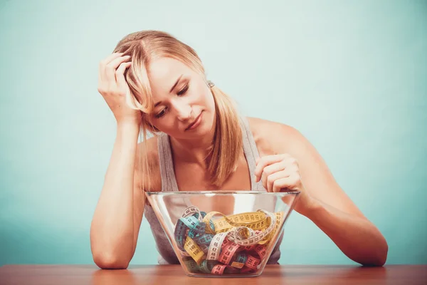 Dieta. Menina com fitas de medição coloridas na tigela — Fotografia de Stock