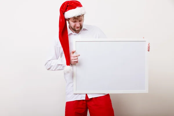 Homem de chapéu de Pai Natal com banner em branco. Espaço de cópia . — Fotografia de Stock