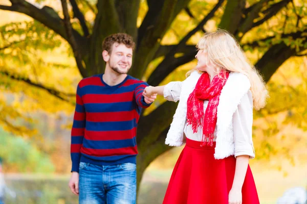 Pareja joven se reúnen en el parque en cita romántica . —  Fotos de Stock