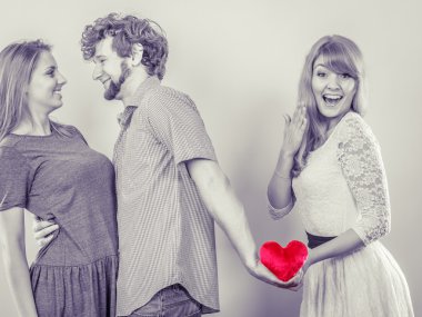 Yakışıklı adam ihanet kadınlar