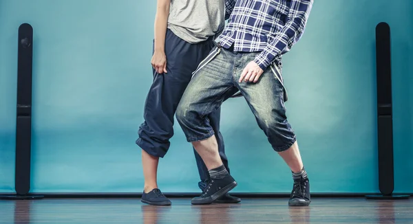 Casal de jovem e mulher dançando hip-hop — Fotografia de Stock