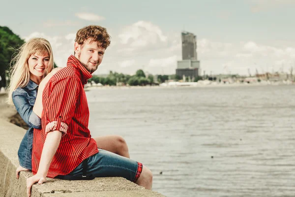 Älskande par spendera fritiden tillsammans på seaside — Stockfoto