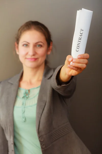 Mujer de negocios mostrando contrato — Foto de Stock