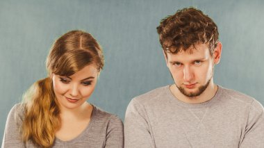 Komik çift birlikte oynama.