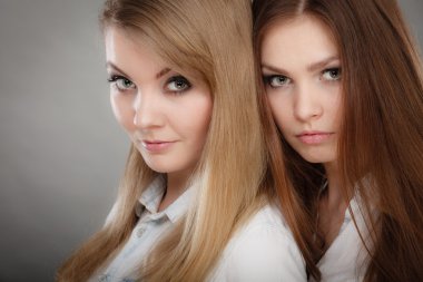 Büyüleyici pozitif kadın kardeşler.