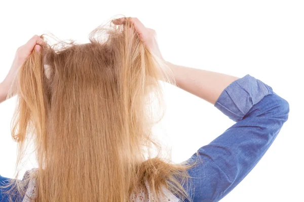 Furiosa mujer sacar el pelo de la cabeza . — Foto de Stock