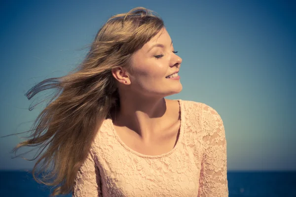 Vacker blond flicka avkopplande utomhus av seaside — Stockfoto