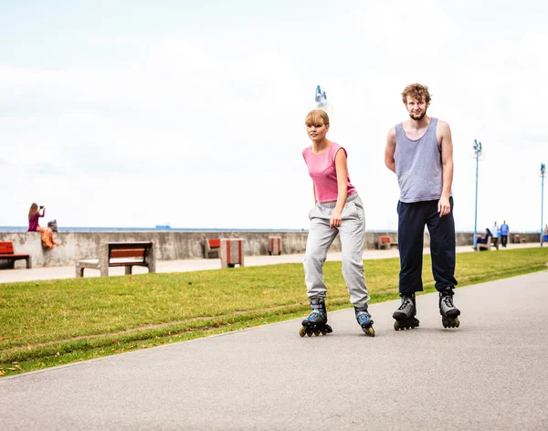 Friends rollerblading together have fun in park. — Stock Photo, Image