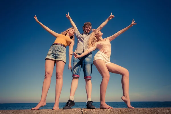 Друзья группы мальчики две девочки весело на открытом воздухе — стоковое фото