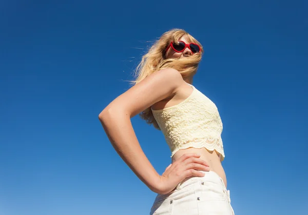 Meisje in zonnebril ontspannen buiten tegen hemel — Stockfoto