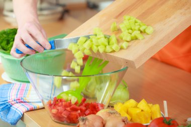 adam salatalık Dilimleme sebze salatası hazırlama