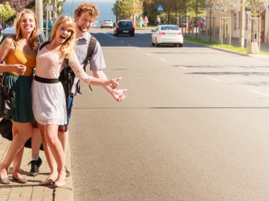 Yaz tatili otostop insanlar arkadaşlar.