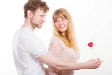 Kadın ona özür dilemeyi adama kızgın.