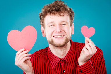 Kırmızı kalp aşık çocuk.