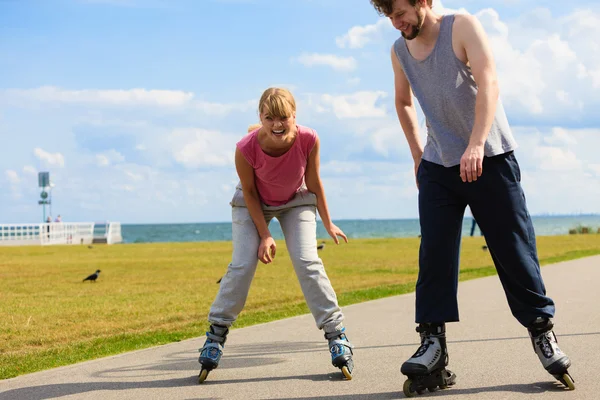 Alegre pareja disfrutando paseo juntos . — Foto de Stock