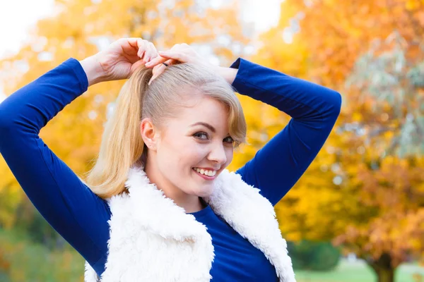 Молодая женщина проводит время в Осеннем парке . — стоковое фото