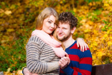 Aşık çift bankta sonbahar Park