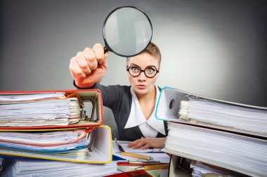 İş kadını keşfetmek büyük Büyüteç belgelerle.