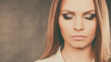 Zarif gözlü çekici kadın makyaj.