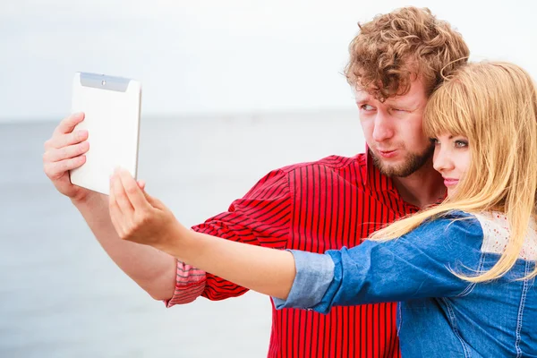 Young couple taking self picture selfie with tablet — Stock Photo, Image