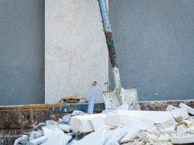 Moloz yığını içinde maça.