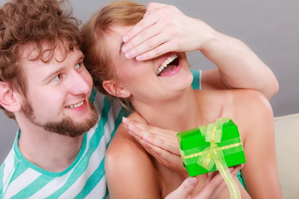 Joven hombre dando mujer caja de regalo — Foto de Stock